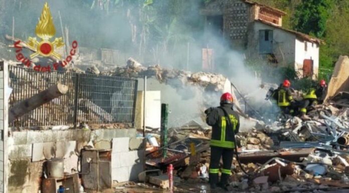 Esplosione in una palazzina a Lucca, due vittime