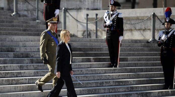 Meloni depone una corona d’alloro all’Altare della Patria