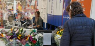 Assago, Riapre supermercato dopo tragedia. Fiori per la vittima
