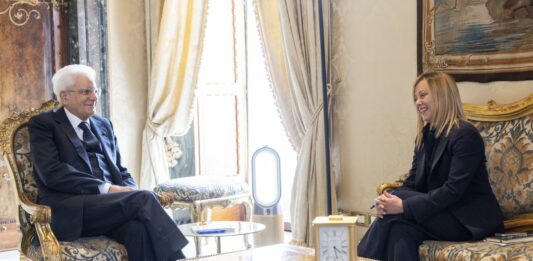 Mattarella riceve Meloni e i ministri in vista del prossimo Consiglio Europeo di Bruxelles / Video