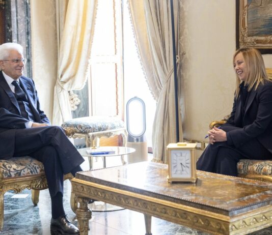 Mattarella riceve Meloni e i ministri in vista del prossimo Consiglio Europeo di Bruxelles / Video