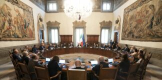 Primo Consiglio dei ministri dell’era Meloni. Il neo premier: “Tanta emozione ma ora si comincia”