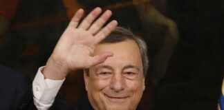 Mario Draghi lascia Palazzo Chigi fra gli applausi