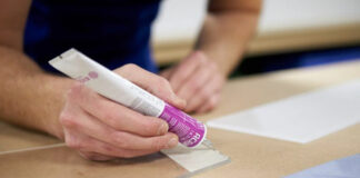 Vantaggi del plexiglass rispetto al vetro plexiglass