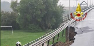 Novara, crolla una parte del cavalcavia e si apre una voragine