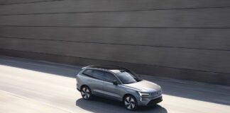 Volvo EX90, un’elettrica da 600 km che illumina anche casa