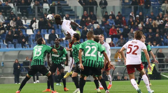 Pinamonti replica ad Abraham, Sassuolo-Roma 1-1