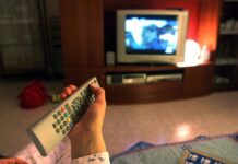 Il caldo porta gli ascolti tv notturni come nel ‘prime time’: ad agosto quasi 3 milioni davanti allo schermo