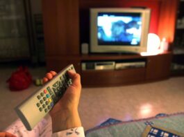 Il caldo porta gli ascolti tv notturni come nel ‘prime time’: ad agosto quasi 3 milioni davanti allo schermo
