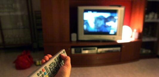 Il caldo porta gli ascolti tv notturni come nel ‘prime time’: ad agosto quasi 3 milioni davanti allo schermo