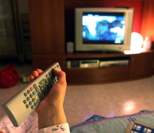 Il caldo porta gli ascolti tv notturni come nel ‘prime time’: ad agosto quasi 3 milioni davanti allo schermo