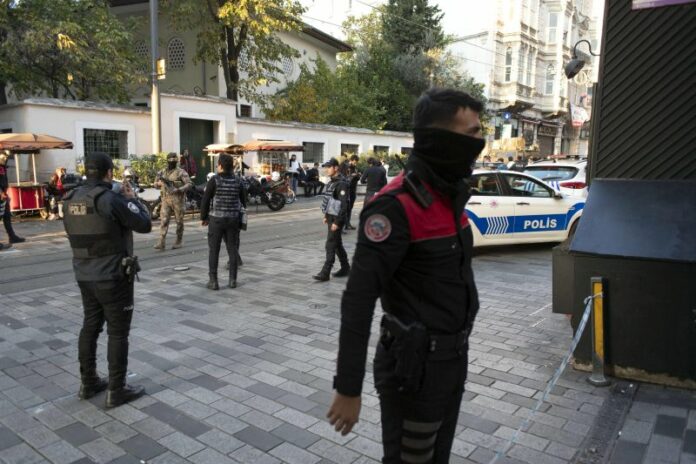 Turchia: attentato kamikaze nel cuore di Istanbul. Una donna si fa esplodere in mezzo alla gente