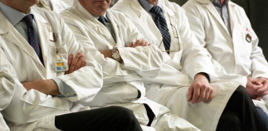 Via libera al piano che delinea gli obiettivi dei Direttori generali per il 2026 su prestazioni sanitarie e liste d’attesa