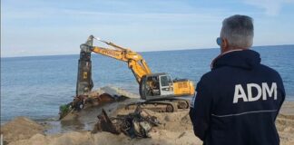 Catanzaro, rimosso un peschereccio di 20 metri dalla spiaggia a Badolato