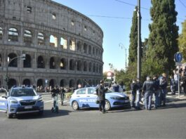 Un gruppo di giovani crea panico al Colosseo, aggrediti i vigili urbani: un arresto e una denuncia