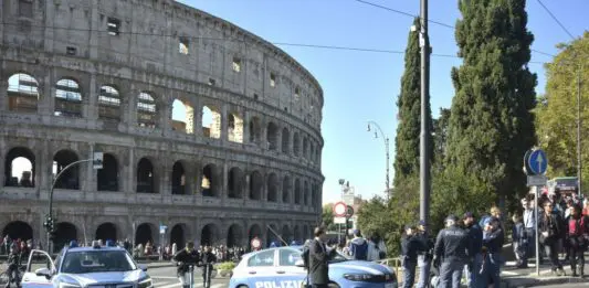 Un gruppo di giovani crea panico al Colosseo, aggrediti i vigili urbani: un arresto e una denuncia