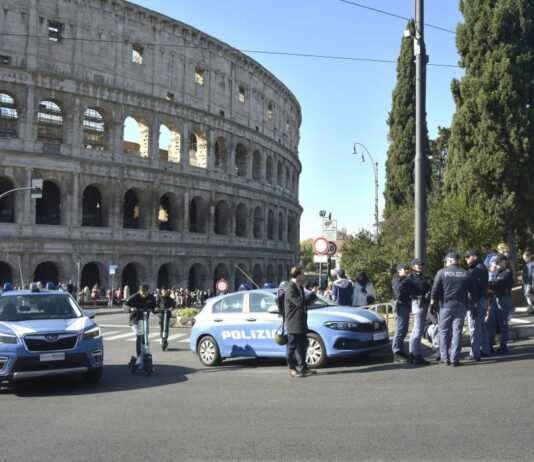 Un gruppo di giovani crea panico al Colosseo, aggrediti i vigili urbani