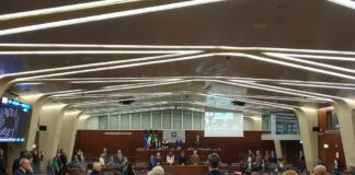 Lombardia, Minuto di silenzio in consiglio regionale per Maroni