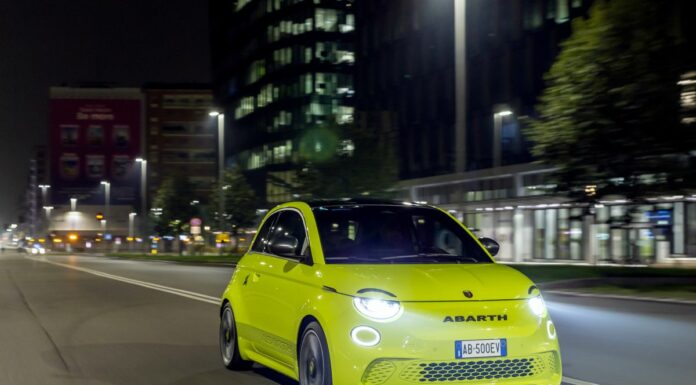 Abarth presenta la prima elettrica, la 500e diventa una belva