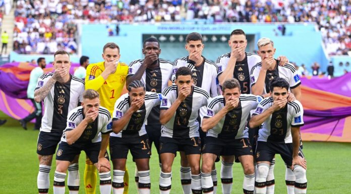 Bocca “tappata”, i giocatori della Germania contro la Fifa