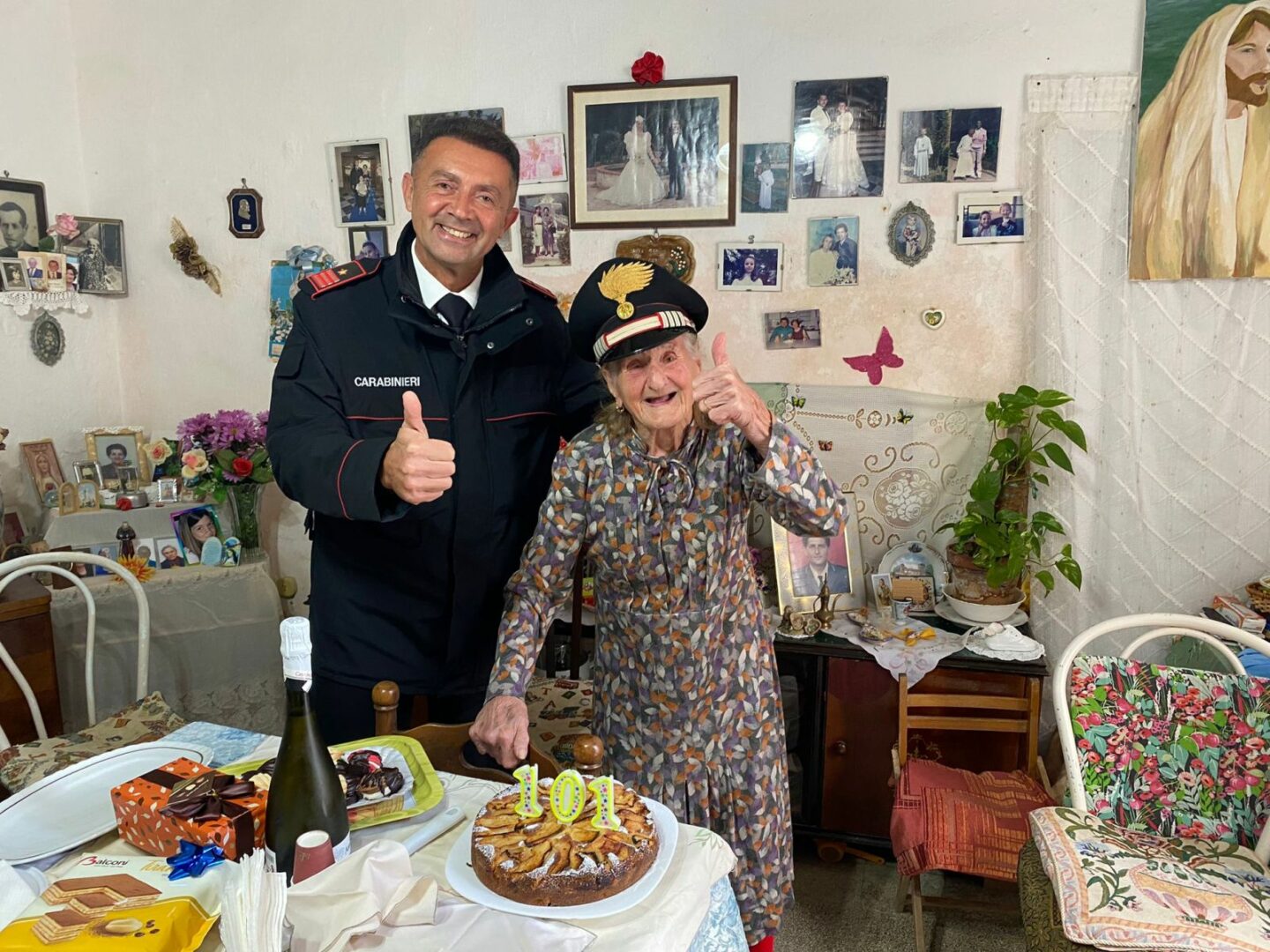 Parenti bloccati dal maltempo, a Favignana zia Rosina festeggia i 101 anni con i carabinieri Parenti bloccati dal maltempo, a Favignana zia Rosina festeggia i 101 anni con i carabinieri