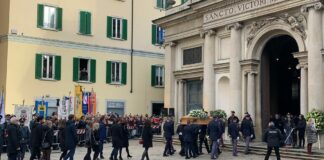 A Varese i funerali di Stato per Maroni, presenti Meloni e ministri