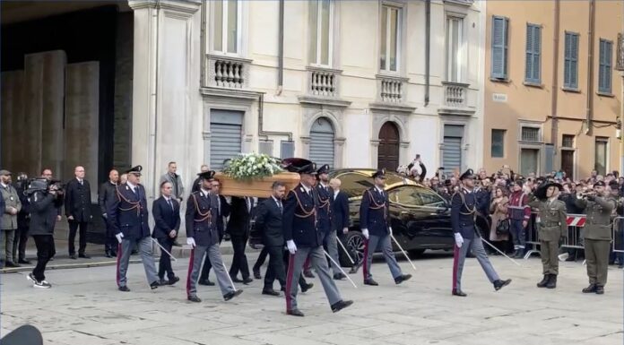 Maroni, a Varese i funerali di Stato. Meloni “Italia fortunata a poter contare su di lui”