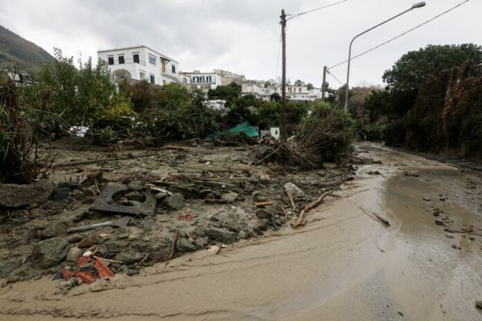 Ischia - Frana per il maltempo a Casamicciola sull'isola d'Ischia, ingenti danni