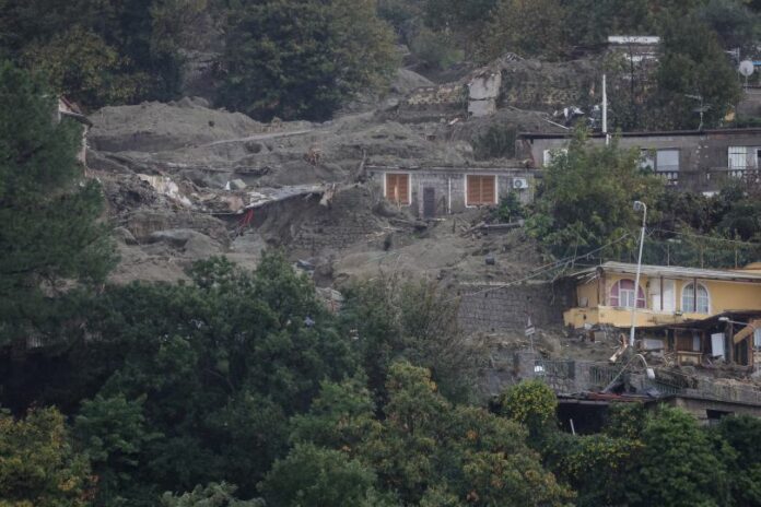 Ischia - Frana per il maltempo a Casamicciola sull'isola d'Ischia, ingenti danni