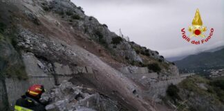 Maltempo, frana investe strada statale a Maratea finendo in spiaggia