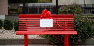 Philip Morris, una panchina rossa contro la violenza sulle donne