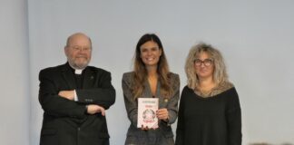 La presidente Damiano consegna la Costituzione agli studenti della Santa Caterina