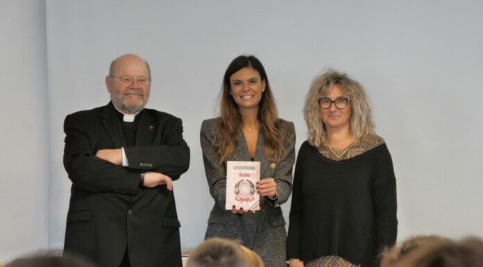 La presidente Damiano consegna la Costituzione agli studenti della Santa Caterina