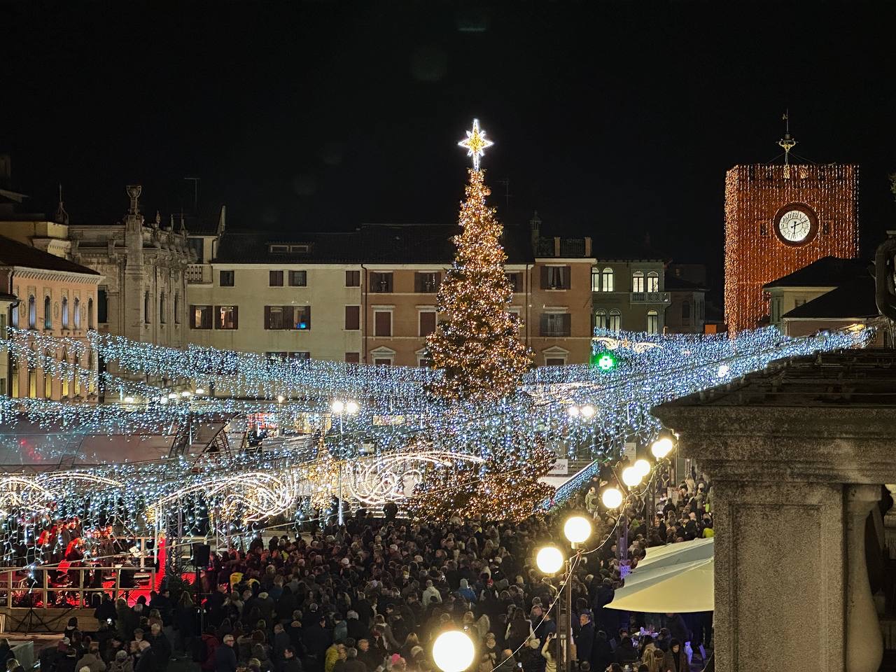 Il sindaco Brugnaro accende il grande albero di piazza Ferretto