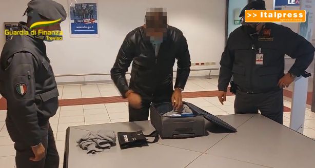 Arrestato in Francia trafficante guineano di essere umani