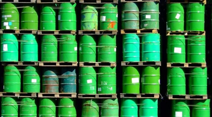 Ucraina, Ue fissa price cap a 60 dollari per il petrolio russo