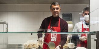 Milano, Maldini e Massara “servono” la pasta alla mensa dei poveri