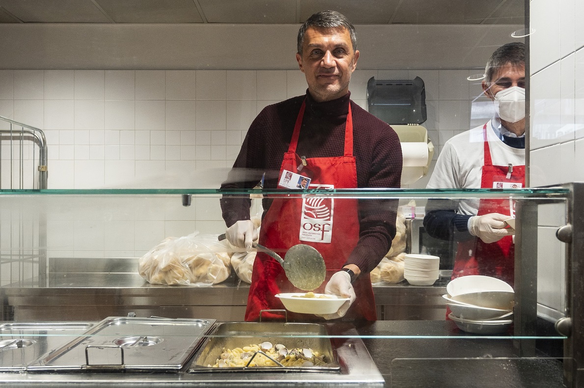 Milano, Maldini e Massara “servono” la pasta alla mensa dei poveri