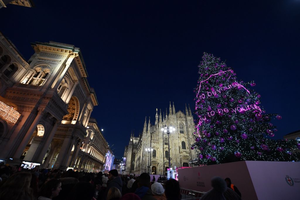 Milano, l’albero di Natale illumina piazza Duomo