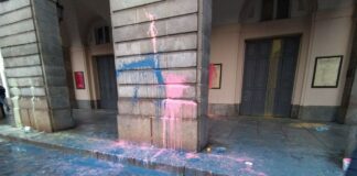 Attivisti Ambientalisti imbrattano ingresso Scala, Cinque denunce