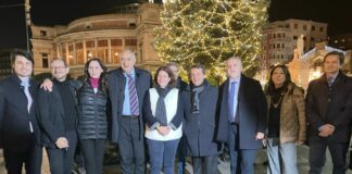 Natale a Palermo, Lagalla accende l’albero in piazza Politeama “Sobrietà e ripartenza”