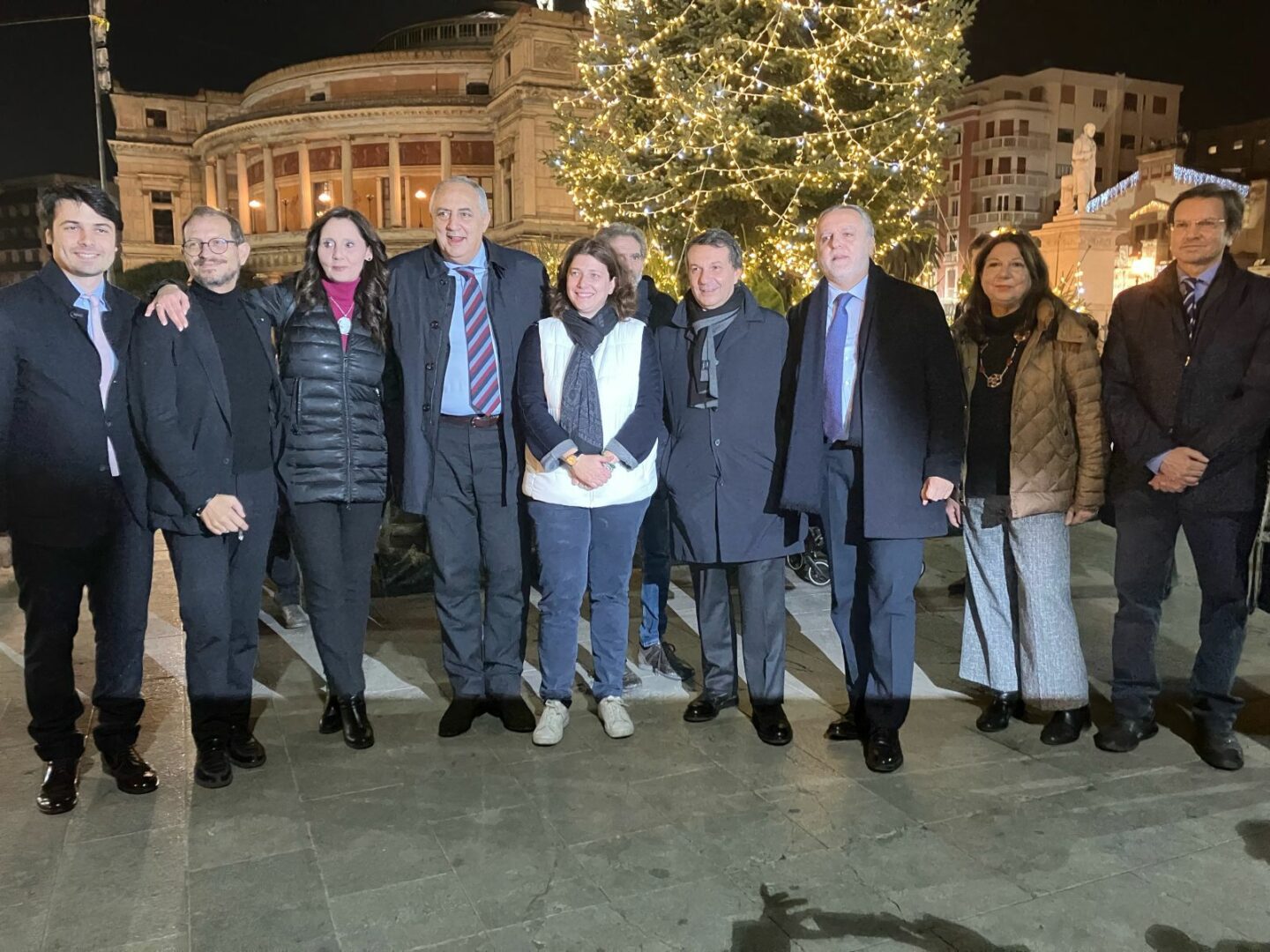 Natale a Palermo, Lagalla accende l’albero in piazza Politeama “Sobrietà e ripartenza”