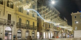 Natale a Roma, accesi l’albero di Piazza Venezia e le luminarie di Via del Corso