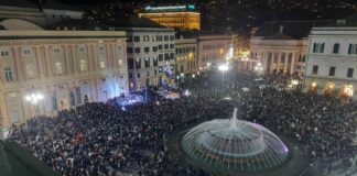 A Genova 20 mila persone in piazza De Ferrari per l’accensione dell’albero di Natale