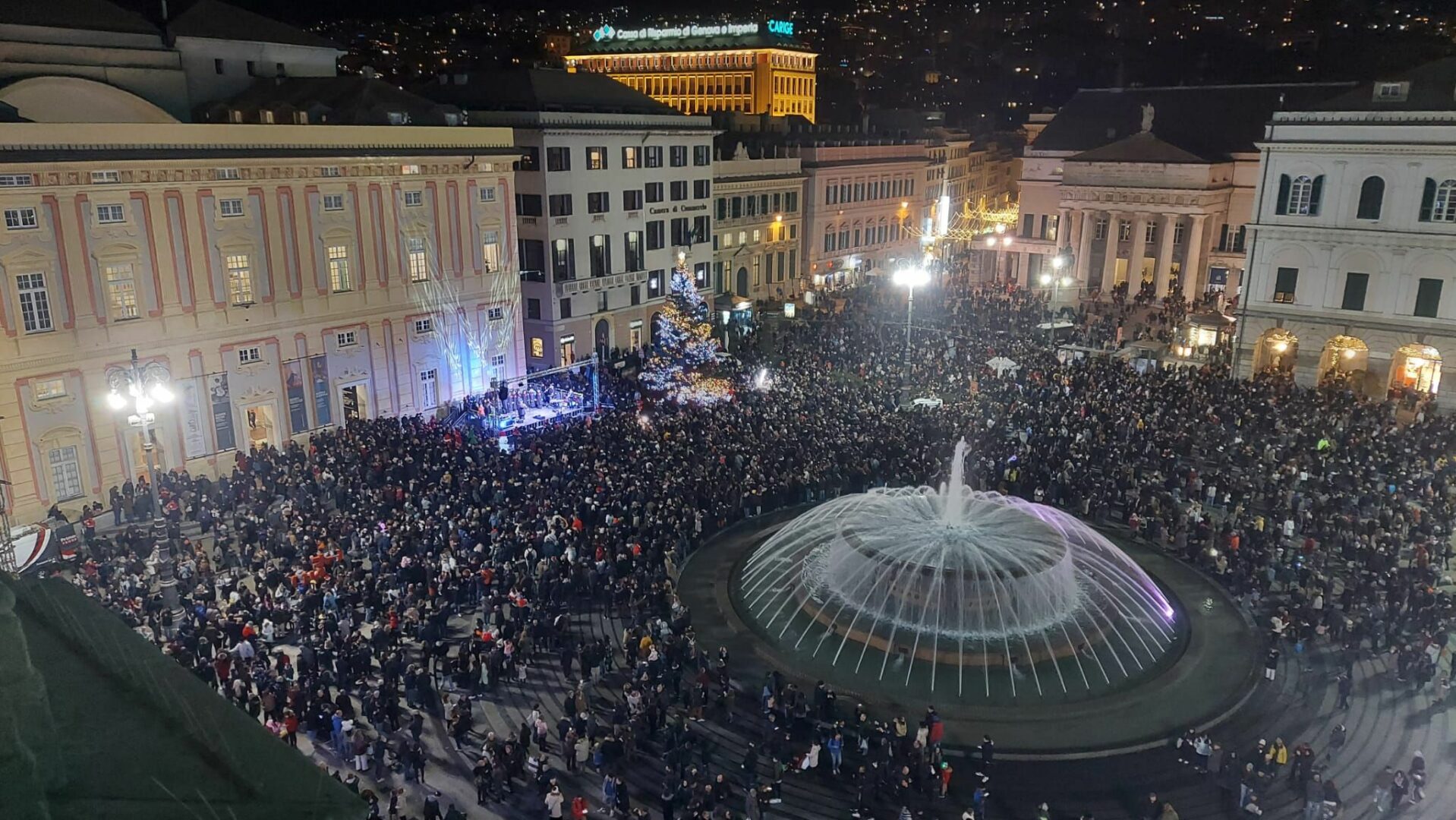 A Genova 20 mila persone in piazza De Ferrari per l’accensione dell’albero di Natale