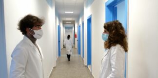 Covid, Positivi in diminuzione ma aumentano decessi, 686 in 7 giorni
