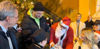 Doni ai bambini bisognosi, a Napoli festa di Natale con Clementino