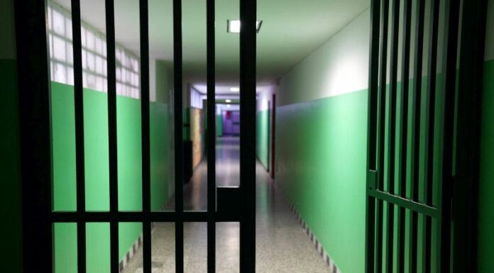 Evasione dal carcere minorile di Milano, si costituisce uno dei 5 in fuga