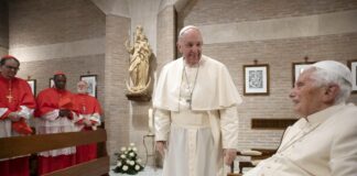 Papa Francesco chiede di pregare per Benedetto XVI. “E’ molto malato”