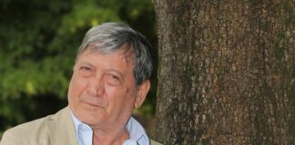 Volo in ritardo, l’attore Tony Sperandeo protesta e viene fatto scendere